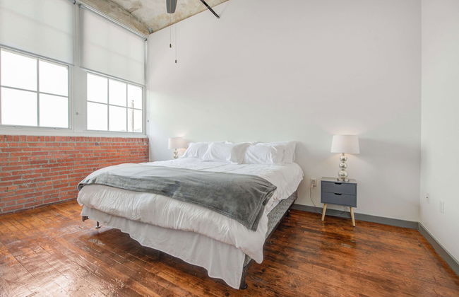 Luxury Historic Loft with Gym - Photo 19