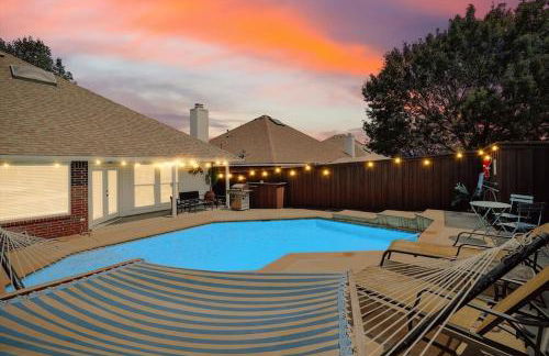 Deluxe Poolside Home, Modern 5BR with Gaming Room - Foto 1