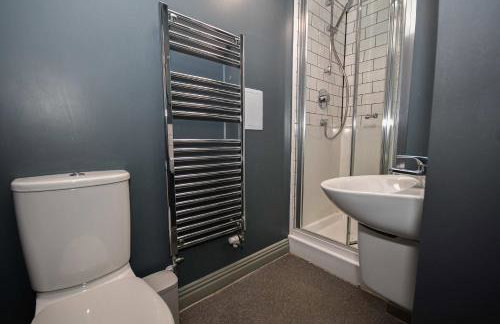 Spacious 7 Bedroom Budget Apartment in Headingley - Photo 25