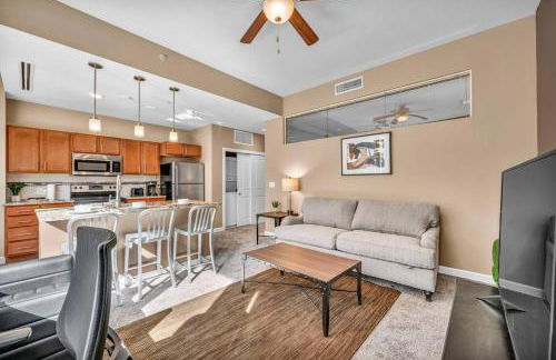 Modern High-Rise Condo in Central Downtown | Gym - Foto 7