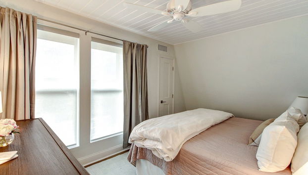 Roomy Chalet-Style Beachfront Condo with Private Beach Access by RedAwning - Foto 3, Habitación