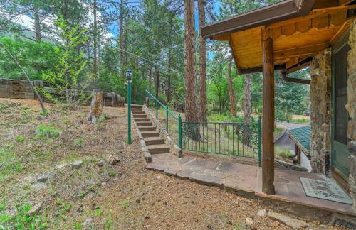 Pikes Peak Stone Cottage - Hot Tub & Game Room - Foto 16