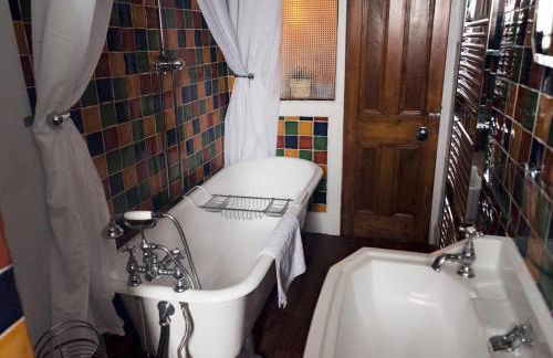 Beautiful, traditional 2 bed flat w free parking - Pass the Keys - Photo 25