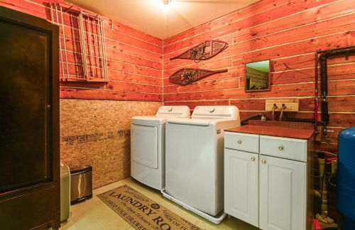 1 Mi to Rangeley Lake Cabin with Wraparound Deck! - Foto 22