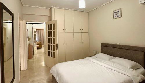 Mamour Apartments, Near Tram & 8' to Beach, Queen Bed Comfort - Foto 4, wardrobe