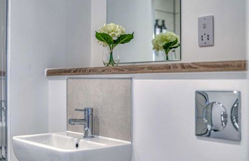 2-BR Near Salford Royal - City & Town Centre View - 1 Minute to Train & Tram Station - Sleeps 6 - Foto 68