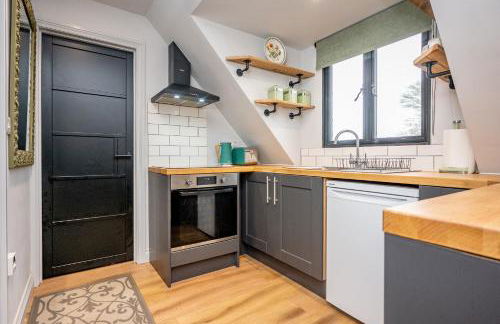 Peaceful Stylish Entire Apartment - Views, Gardens, Firepit, Balcony - Photo 21