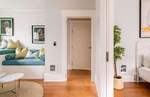 Stay Portland - PDX Art Deco Lounge - Local Eateries, Bars & Shops - Photo 8