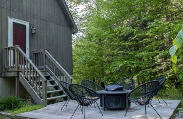 Private Chalet with Fire Pit Deck and Large Yard - Foto 35