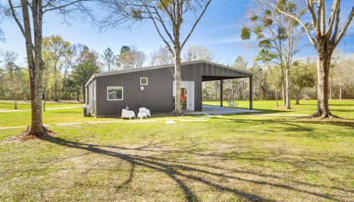 Porch with Swing and Kayaks Rural Mississippi Retreat - Foto 3