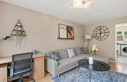 Spacious 3-Bed Home Near M1, Sky TV & Netflix Included 2x Parking Spaces Garden Fast Wifi Contractors Travellers Relocators Leisure Welcome - Foto 7