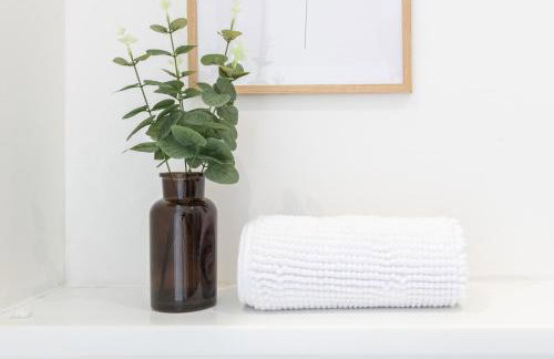 Stylish 2 Bedroom Flat Near Leeds Centre with Free Parking, Ideal for Contractors & Long Stays - NordStay - Foto 19