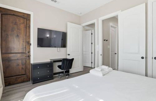 O30A Single-Story 2BR Townhome w King Beds, Workspace, Yard - Foto 12