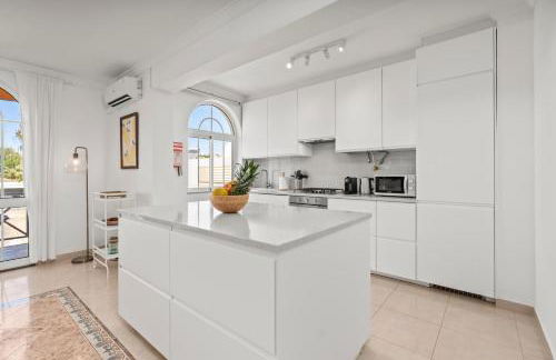 Elegant Flat with Pool & Balcony by HostWise - Foto 5