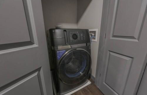 Stylish Downtown 2 Bedroom - Photo 7