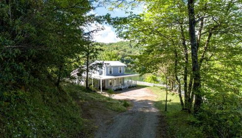 Secluded Lakefront Cabin with Private Dock on Lake Nantahala, Topton, North Carolina - Foto 4