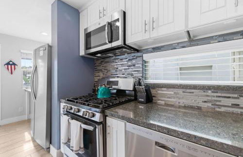 Stunning Beach Home - large patio, parking, ac & dog friendly! - Foto 71