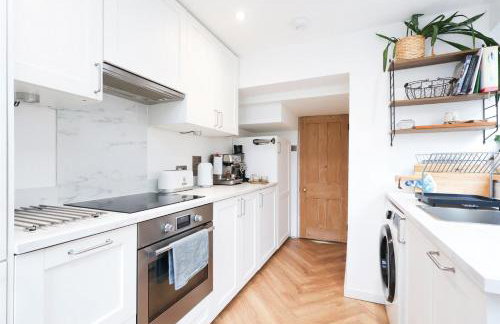 Palm Haven House - Luxury family-friendly Newquay surf house near Porth Beach perfect for walking, pets, exploring - Photo 8