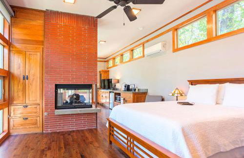 Frank Lloyd Wright-Style Cabin Rental with a Private Hot Tub near Dallas, Texas - Photo 8