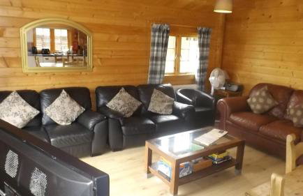 Spacious 3 bedroom cabin at Avonvale Holiday Lodge - Photo 2