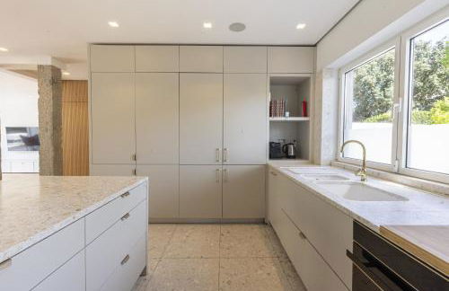 Contemporary Restelo Pool Haven - Photo 11