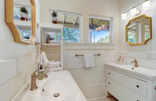 Downtown home with enclosed backyard, deck, streaming, washer/dryer, central AC - Foto 22