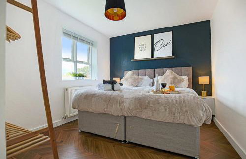 Grace House - Prime Location - Driveway Parking, Pool Table, Fast Wifi, Self Check-In and Smart TV with Sky TV and Netflix by Yoko Property - Photo 12