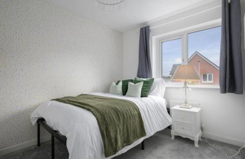 3BDR House By Vista Stays Short Lets & Serviced Accommodation Glasgow Scotland With Driveway Parking and PS4 - Foto 22