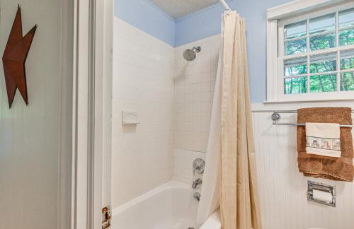 Becket Home with 3-Season Porch Walk to Lake Access - Foto 14