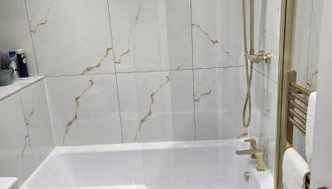 Contemporary & Spacious 1BD - Fireplace with Modern Comforts - Foto 4