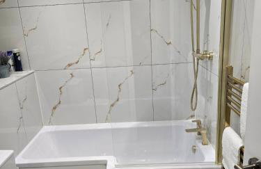 Contemporary & Spacious 1BD - Fireplace with Modern Comforts - Foto 4