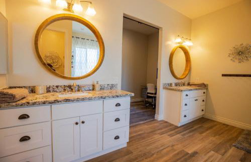 3400 SqFt House W/40Ft Heated Pool/Spa- Strip View - Photo 28