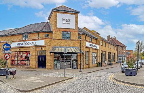 Stylish Town Centre Apartment, ALLOCATED FREE PARKING SPACE, RICKMANSWORTH HIGH STREET, Modern Decor, Juliet Balcony, Walking Distance to Rickmansworth Station Metropolitan Line - Foto 13