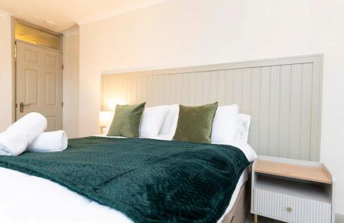 Hot Tub Free Parking 5 Bedroom Large Space - Photo 16