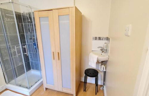 Luxury London House Sleeps x 16, Free Parking, Free Wifi, Garden Patio, Close to tube line easy access to Central London - Foto 29
