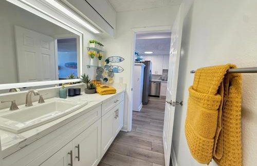 Oceanfront 2 BR w Pool & Parking 234 - Foto 9