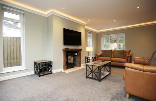 Is Y Coed Place By N And N Stays Ltd, Spacious 5 bed house in Wenvoe Cardiff, With Free Private Parking, Garden and WIFI - Photo 28