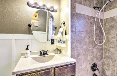 Cozy Helper Home with Fenced Yard, Pets Welcome - Foto 19