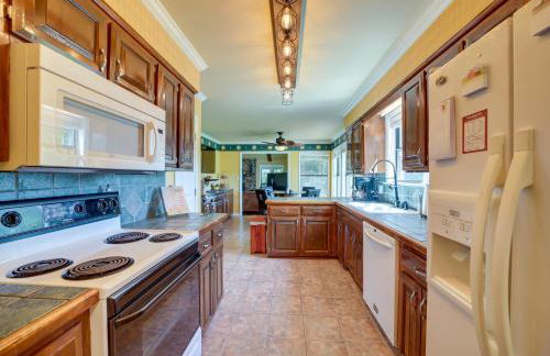 Spacious Arkansas Abode with Balcony and Fire Pit! - Foto 8