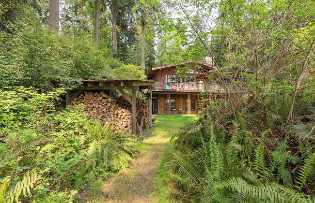 Goss Lake Chalet by Avantstay Lakefront w/ Dock - Photo 34