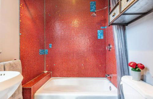 New Distinctive Historical Unit from 5 Star Host - Foto 19