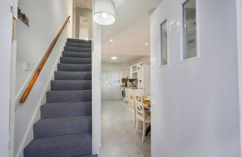 Entire 4-Bed House & Parking, Steps from ICC & Utilita Arena Birmingham & Broad Street - Photo 12