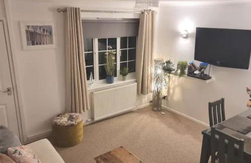 Holes Bay Nature Reserve, Poole, right next to the Water - Photo 4