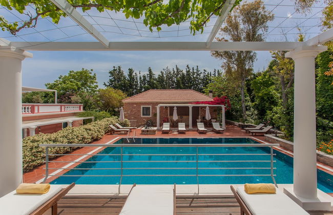 Dine on the Generous Veranda at a Rustic Stone Getaway - Foto 14