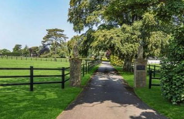 Luxury House on Private Estate with Hot tub and Play Barn - Photo 1