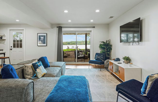 Lake Daze by Avantstay Lakefront w/ Modern Interior, Enclosed Porch & Hot Tub - Foto 19