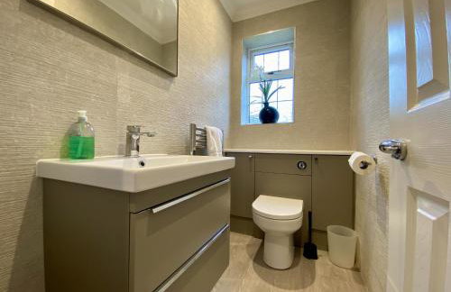 Beautiful 5 Bed 3 Bathroom Detached Family Home 8 - Photo 13