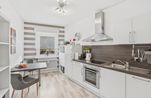 BAT Home Solutions Saarburg Altstadt - alles was ein Hotel nicht bietet - 3 Apartments 45 bis 75 qm für bis zu 12 Personen - direkt unter der Burg - 2 Min zur Altstadt - Weinbergblick, Heimkino und E-Ladesäulen - Foto 16