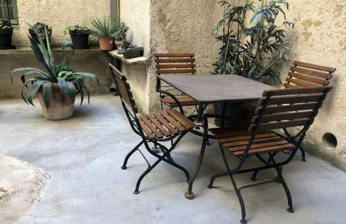 Ulysse, Appartement Spacieux au Centre Historique d'Uzès en rez-de-chaussée avec extérieur, proche parking des Marroniers - Foto 15