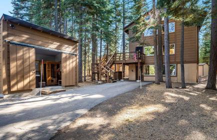 Hot Tub Sauna Game Room Modern 5BDR Family Cabin Homewood by AvantStay - Foto 26